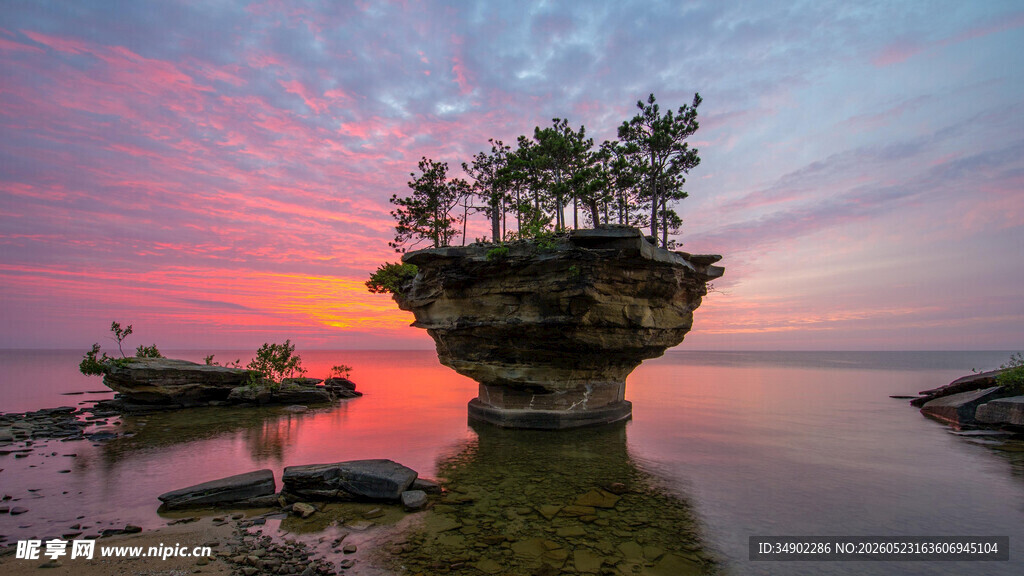 夕阳下的海上独特岩石景观
