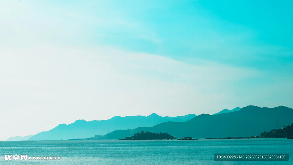 碧海蓝天中的远山景色