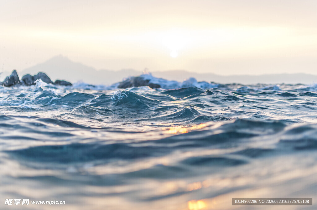 海上日出时的翻涌波浪