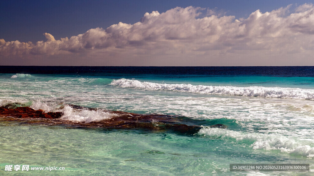 碧海蓝天海浪翻涌美景