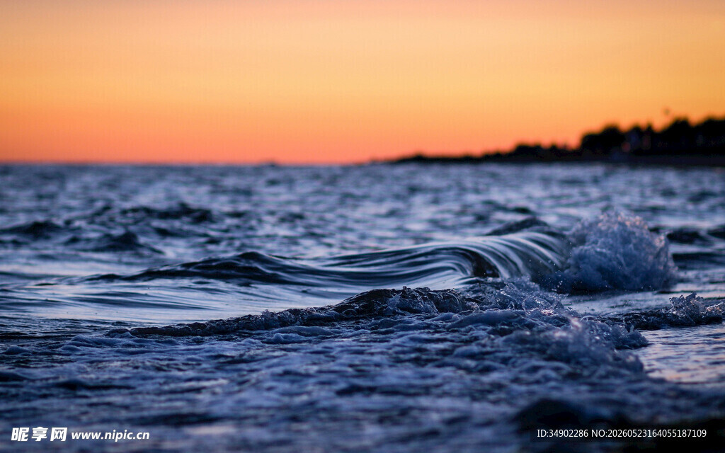 夕阳下的海浪美景
