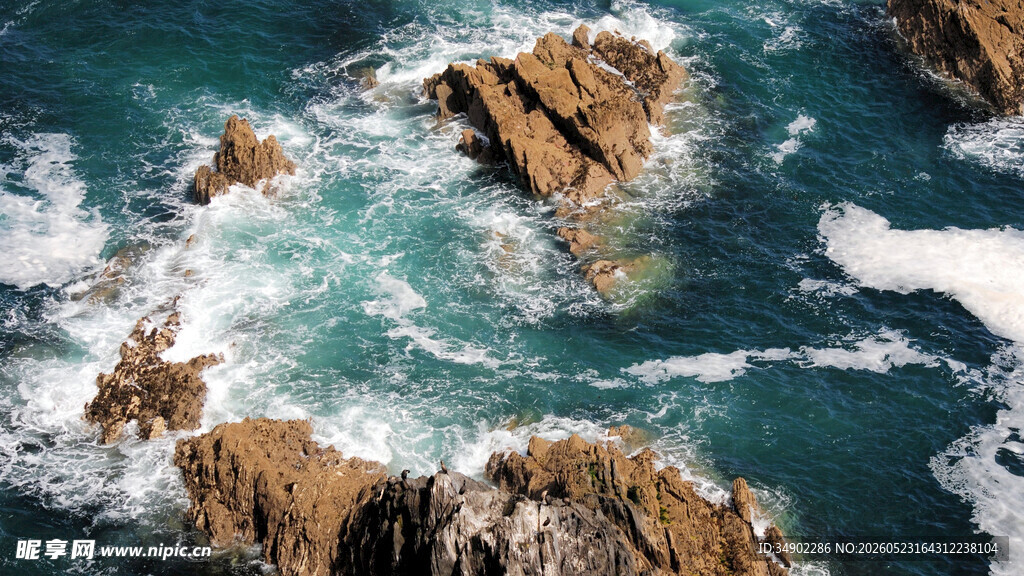 海浪拍击嶙峋礁石