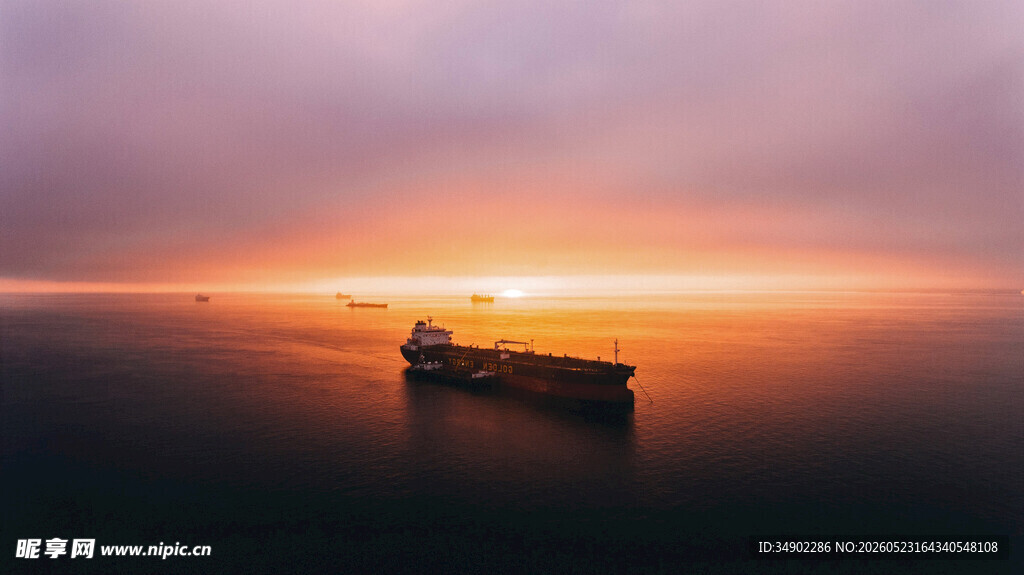 海上落日孤舟美景