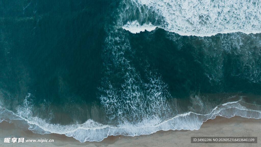俯瞰海浪拍打沙滩