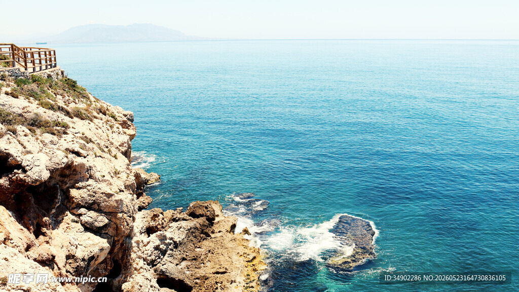 悬崖边的壮阔蓝色海景