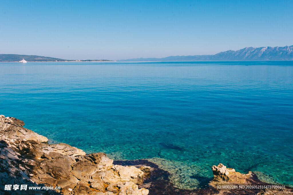 海边岩石与湛蓝海水美景