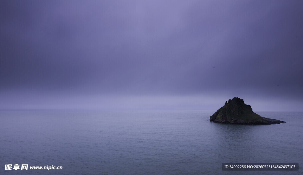 孤岩矗立静谧海面