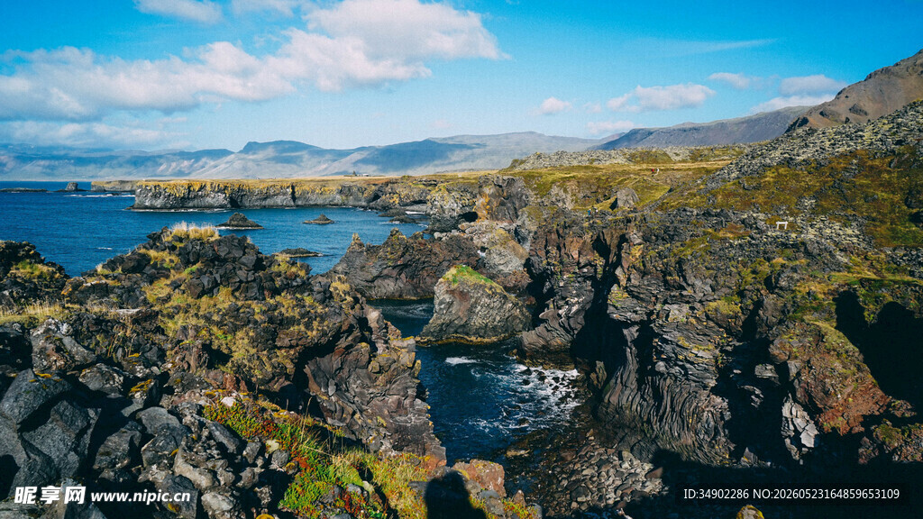 海岸边嶙峋岩石与壮阔海景