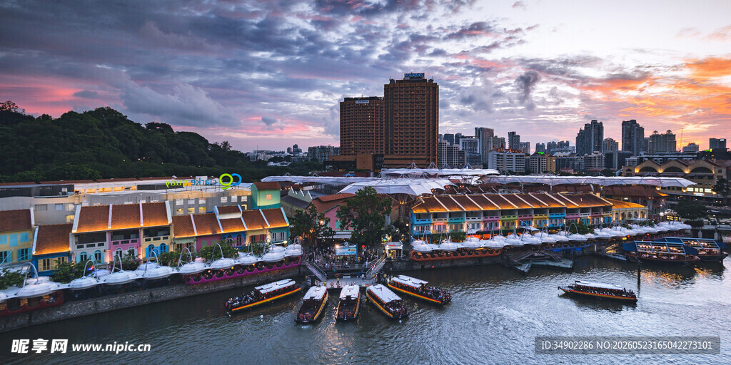城市河畔绚丽黄昏景观