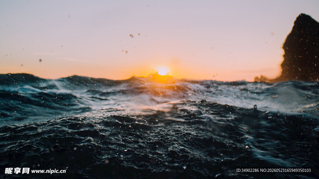 夕阳下的海浪与礁石