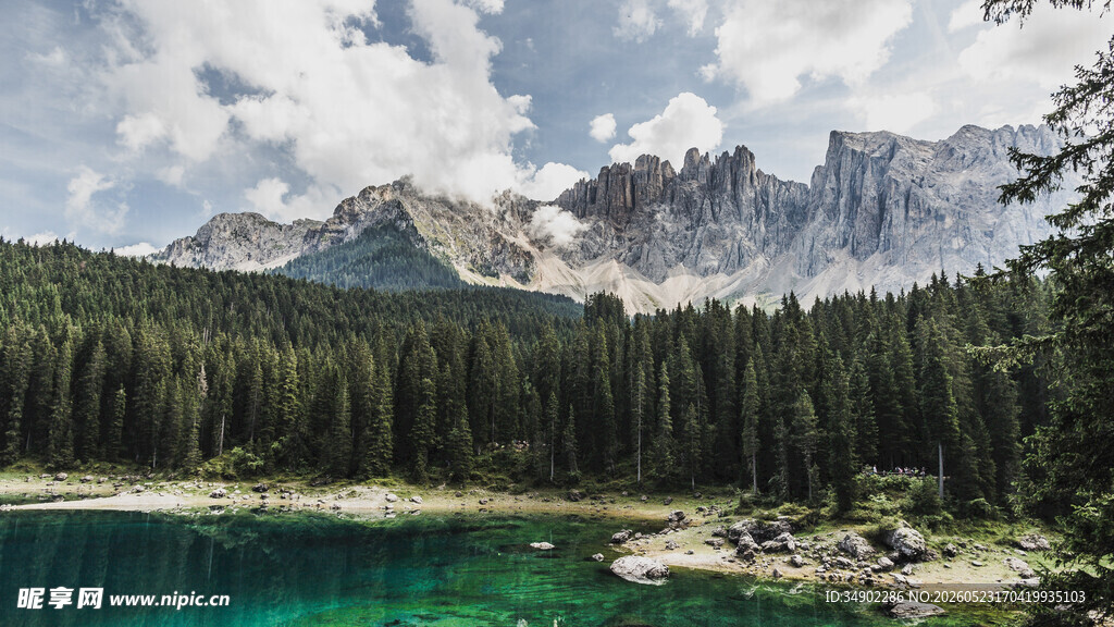 高山湖畔美景