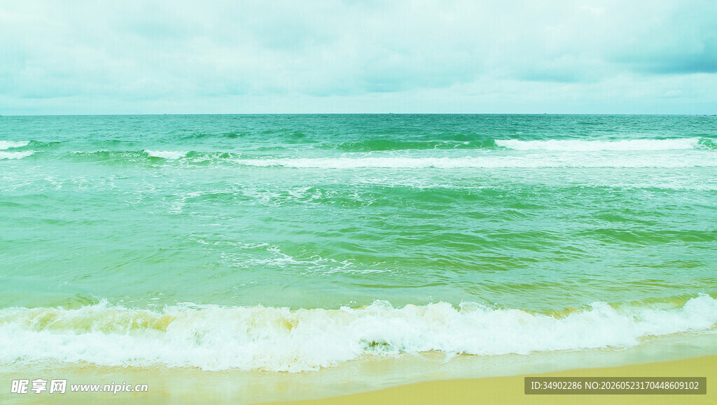 海边美景海浪轻拍沙滩