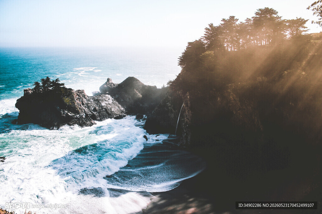 海岸边的壮丽阳光海景