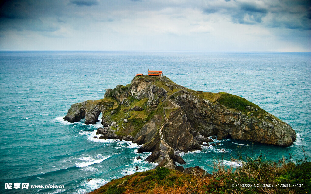 海边孤岩碧海蓝天景致