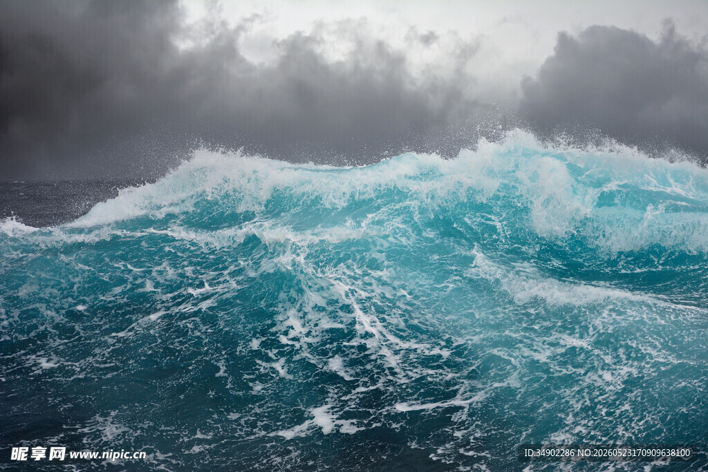 汹涌澎湃的蓝色海浪