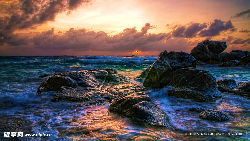 海边日落时的礁石美景