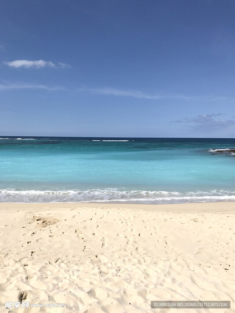 美丽海滩清澈蔚蓝海水