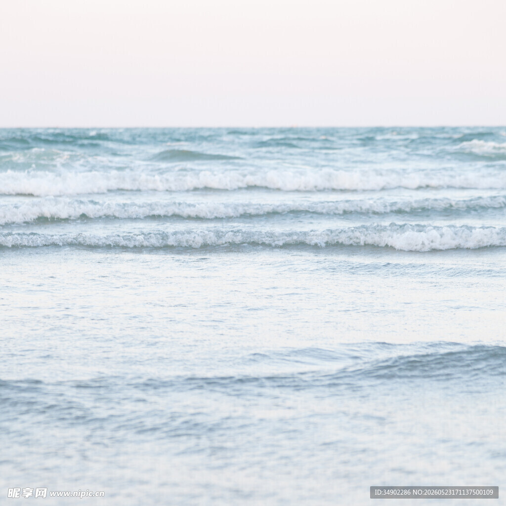 海浪轻涌的宁静海面
