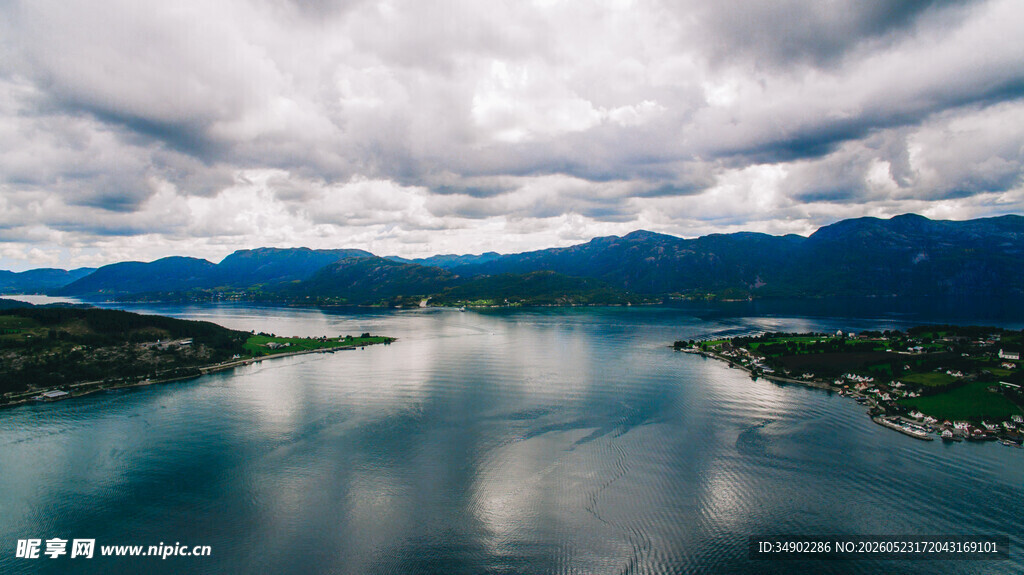 宁静湖水与远处山峦风景