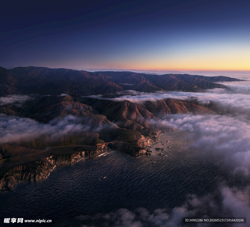 云海之上的壮丽山景