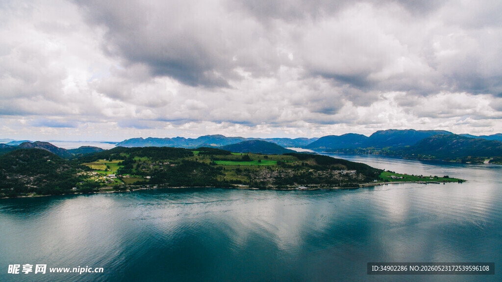 宁静湖景与远处山峦