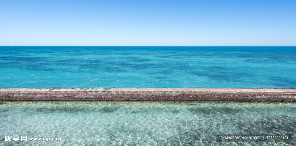 海边清澈水域景观