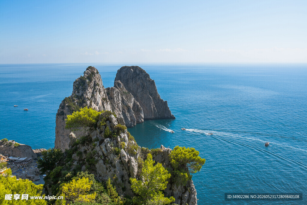 海边嶙峋岩石与辽阔海洋