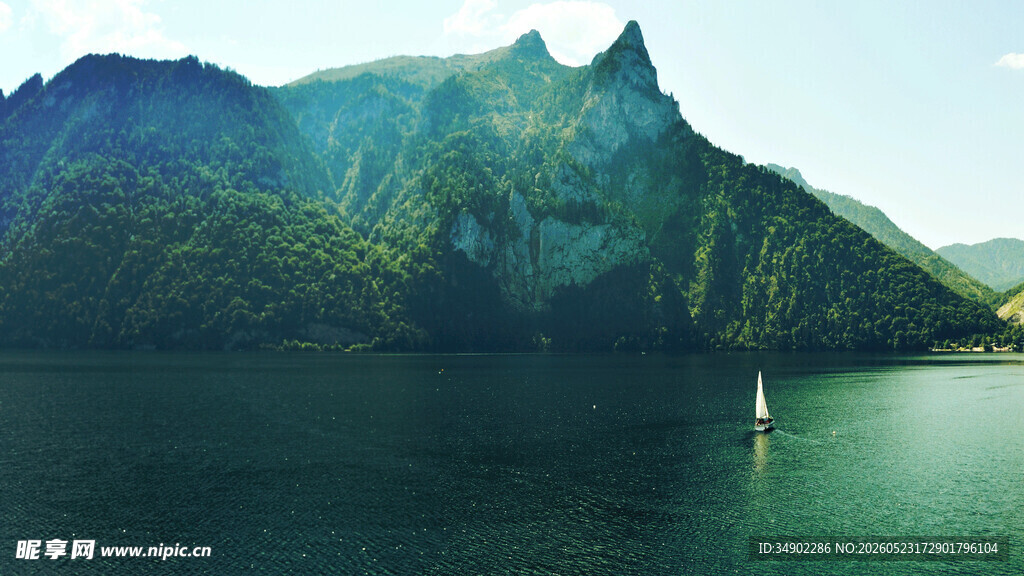 青山绿水间的孤舟美景