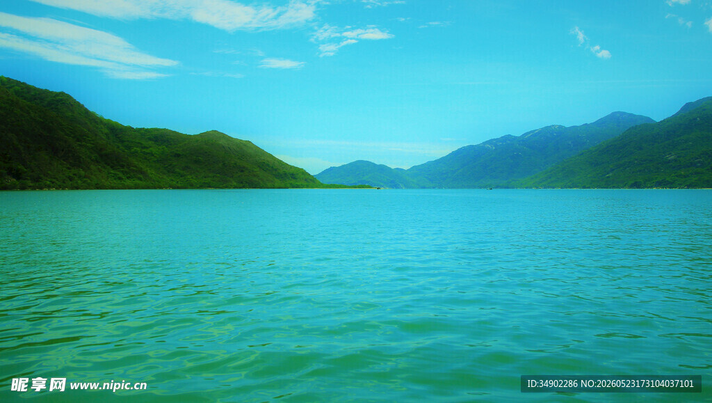 碧波青山间的宁静湖水