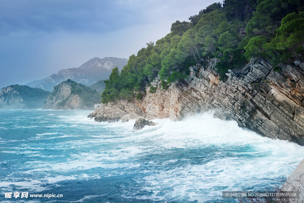 海浪拍击岸边嶙峋岩石