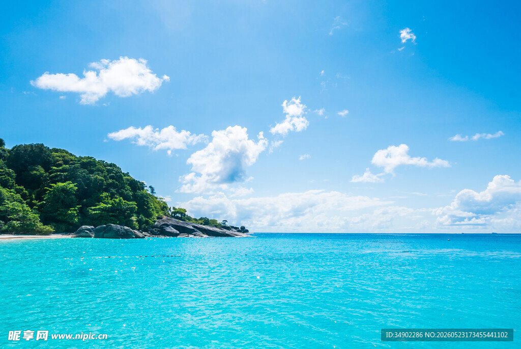 美丽海岛的蔚蓝海景