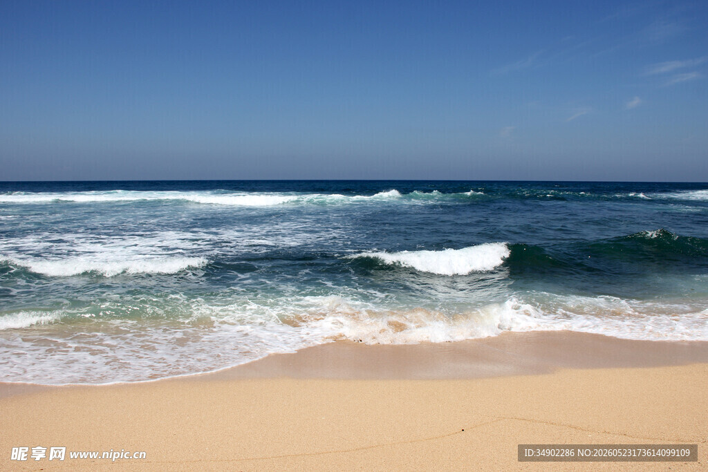 美丽海滩上的海浪景观