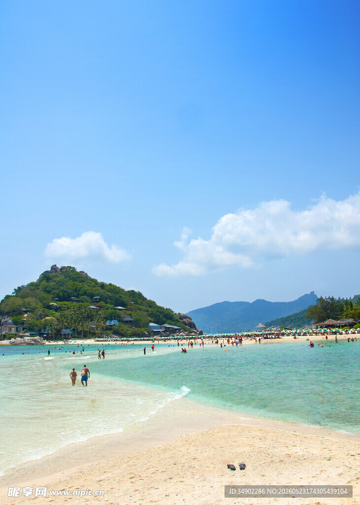 美丽海滩与远处青山景色