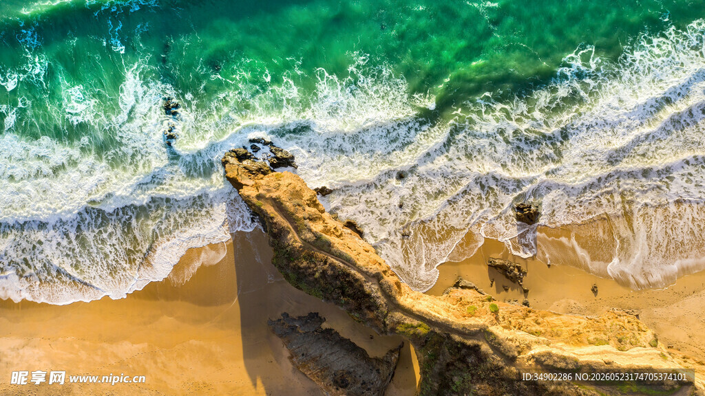 海岸边的岩石与翻涌海浪