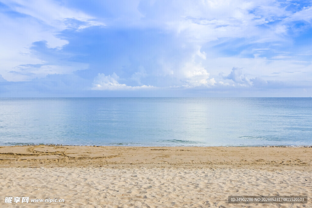 宁静海滩蓝天白云海水