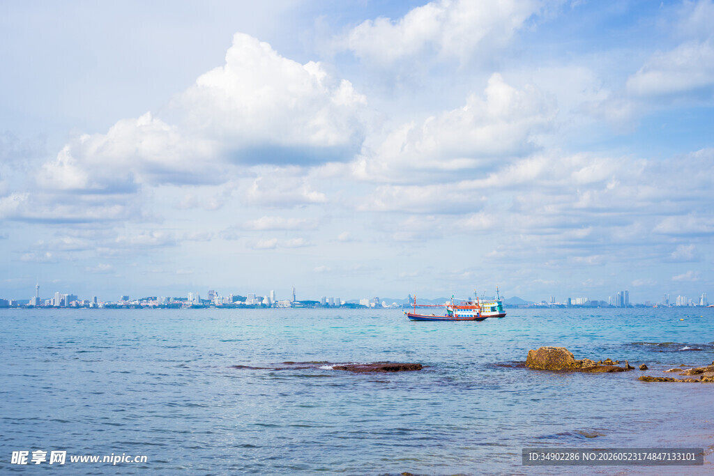 海边美景船只点缀海面