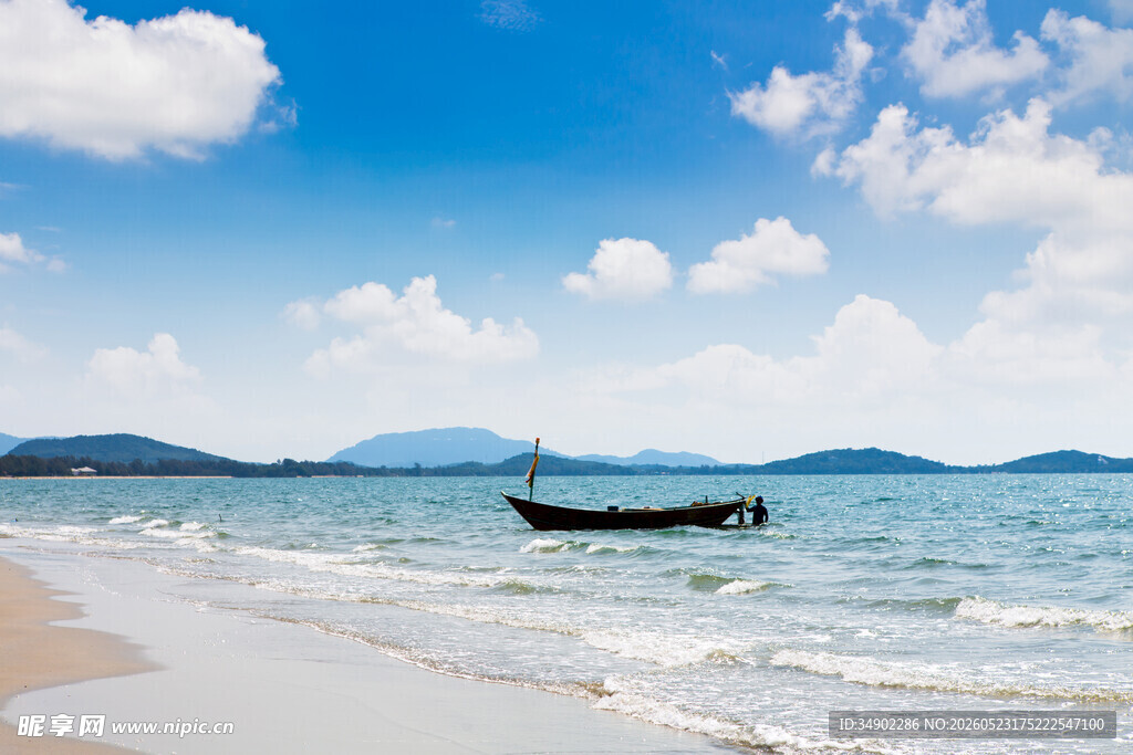 海边沙滩上的孤舟美景