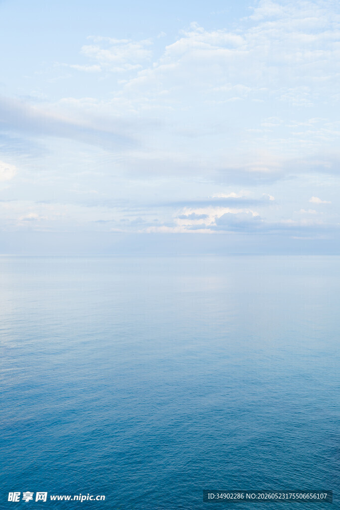 广阔海面与天空的宁静景象