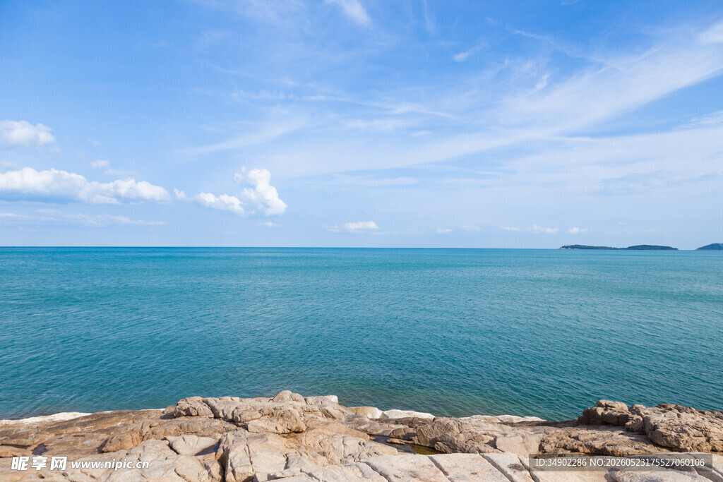 海边岩石与湛蓝大海美景