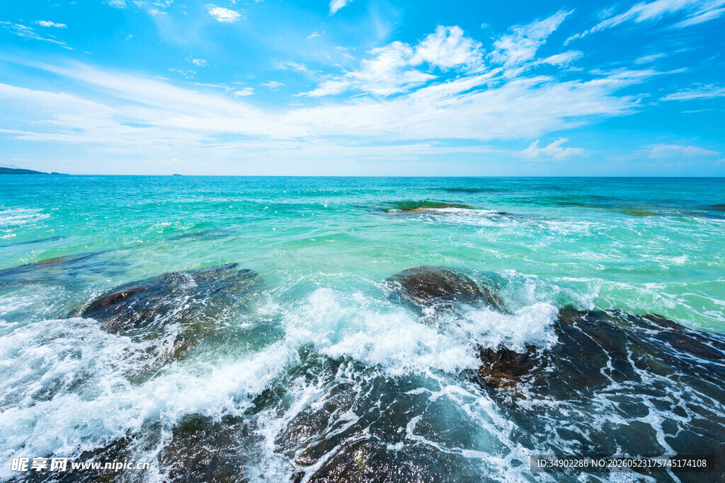 碧海蓝天海浪拍打礁石