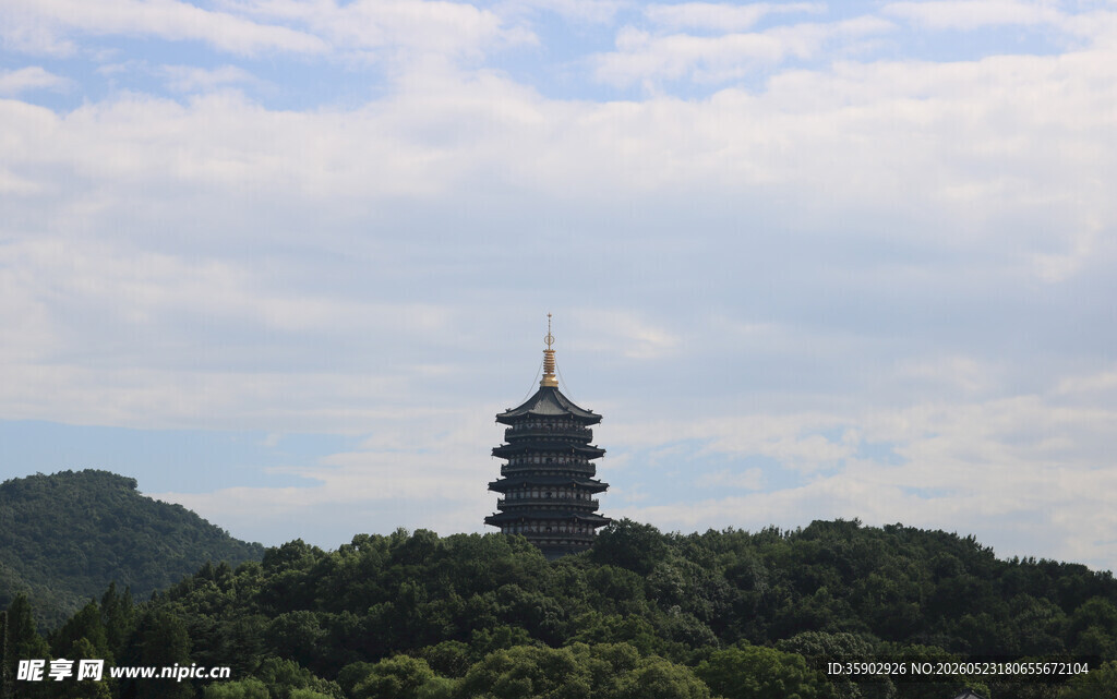 山林间的古朴宝塔