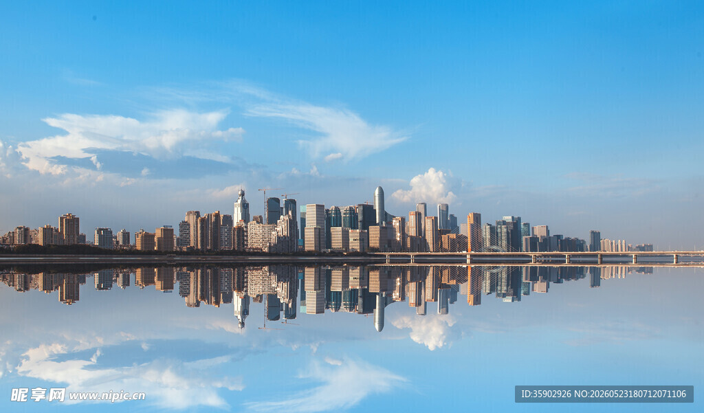城市天际线与水面倒影美景