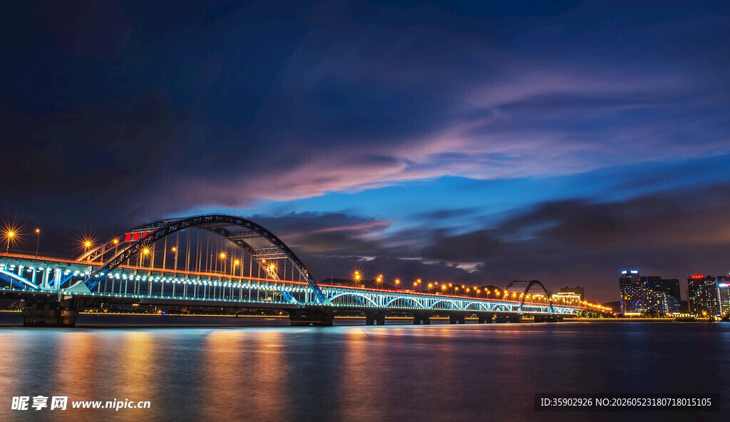 城市桥梁夜景绚丽风光