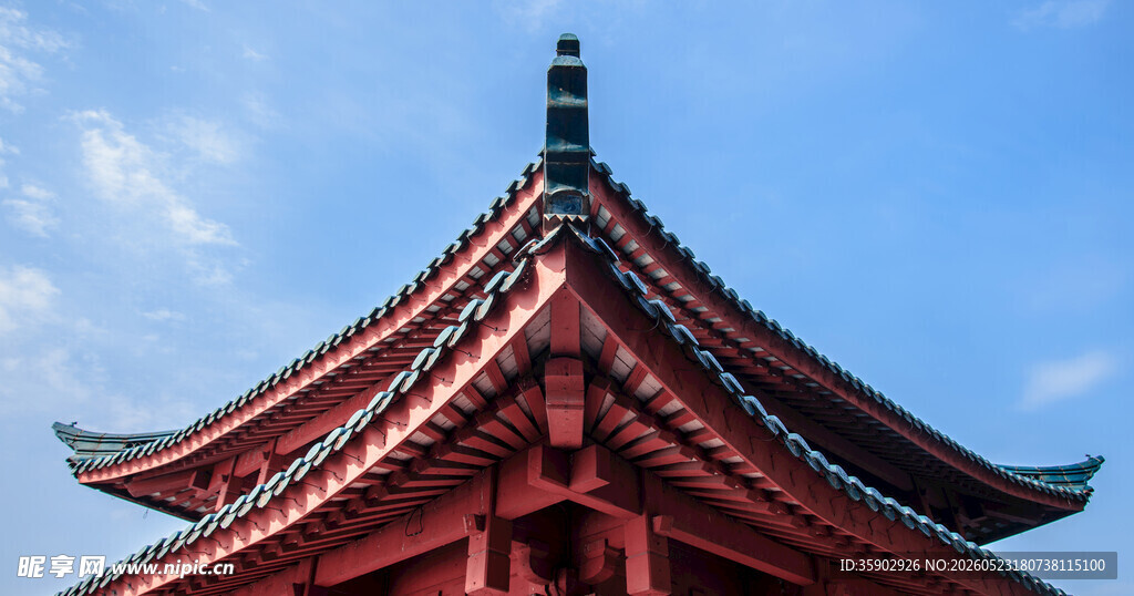 日式传统红色屋顶建筑