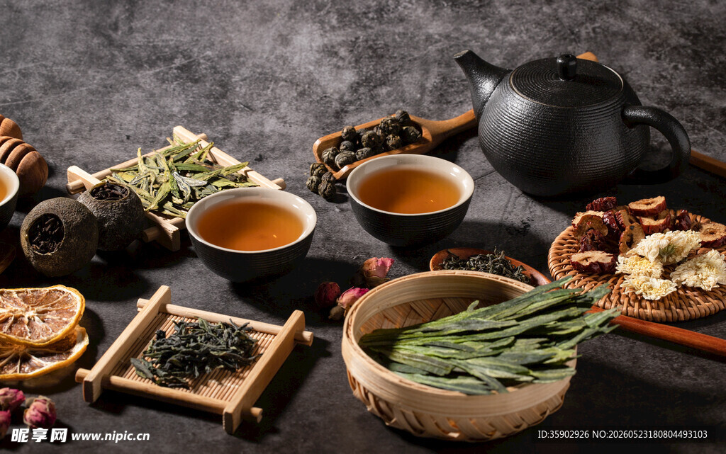 中式传统茶具与茶点组合