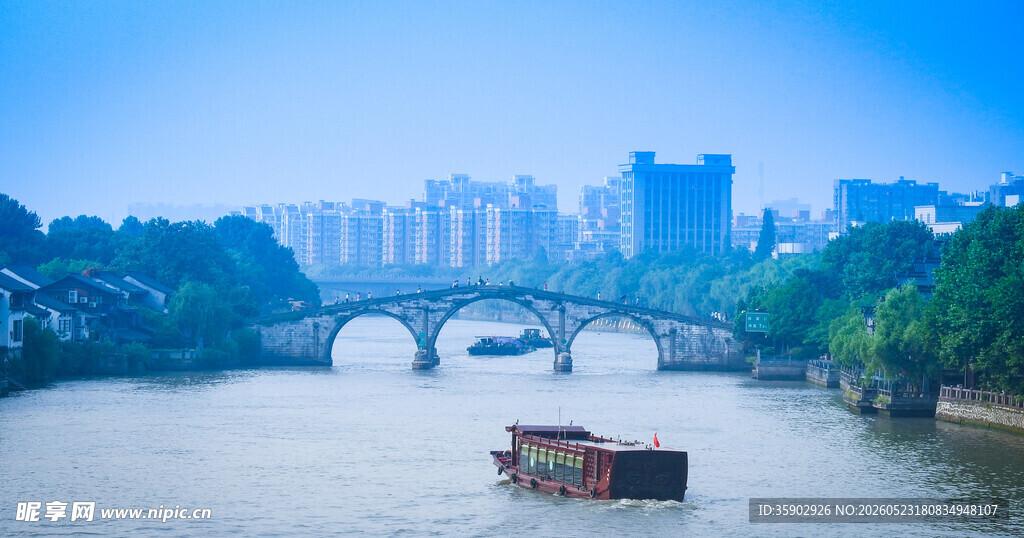 河畔拱桥与城市风光