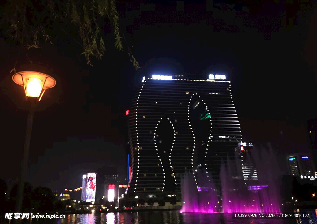 城市夜景中的绚丽喷泉景观