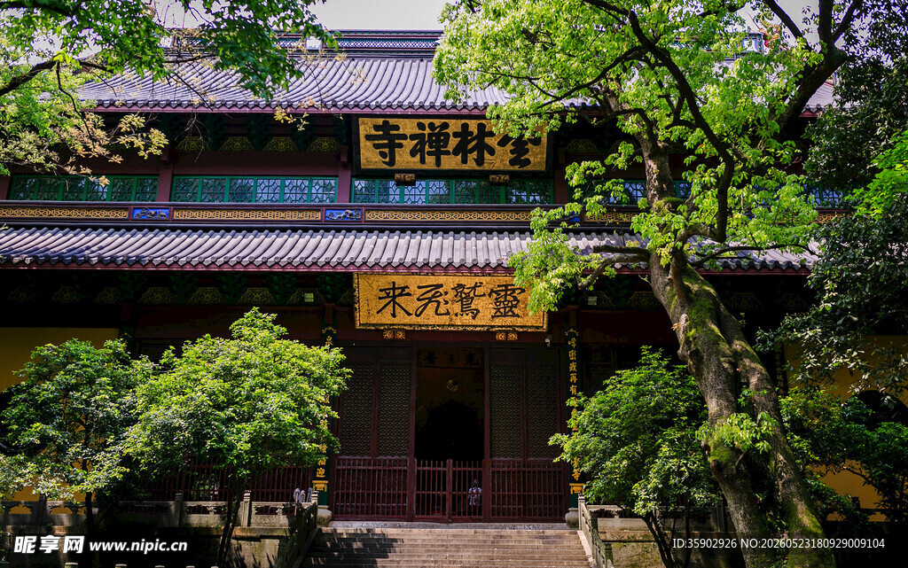 古雅中式建筑隐于绿树间