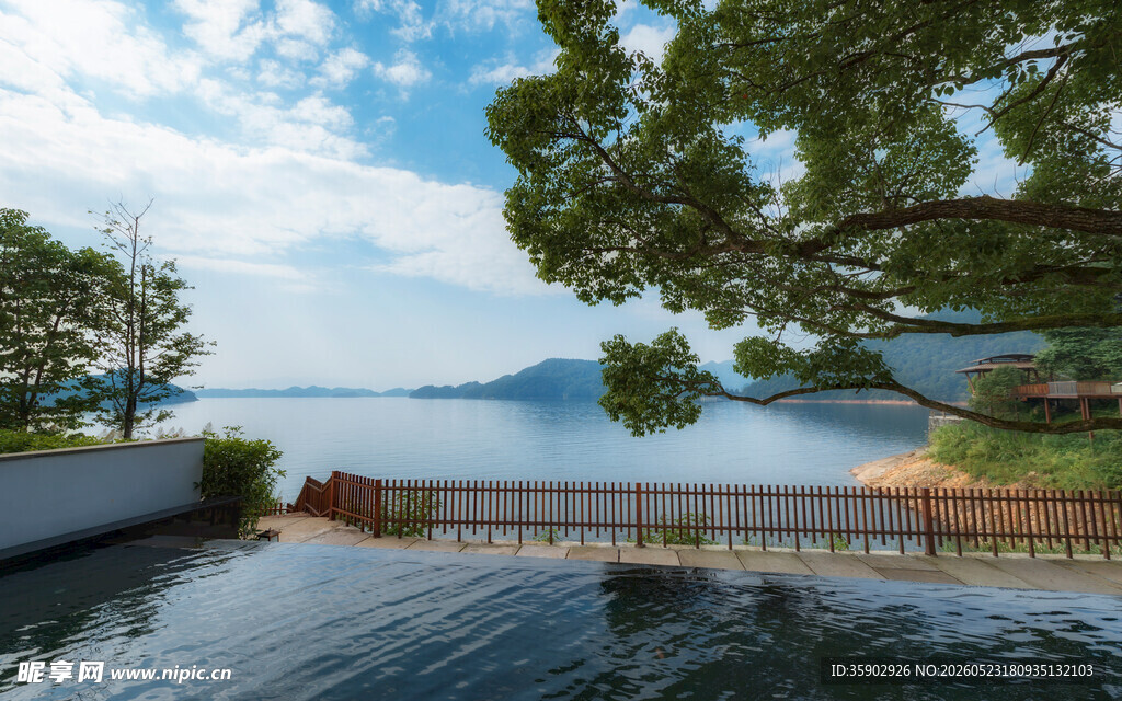 湖畔美景绿树碧水蓝天