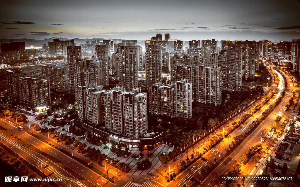 城市夜景中的高楼与车流